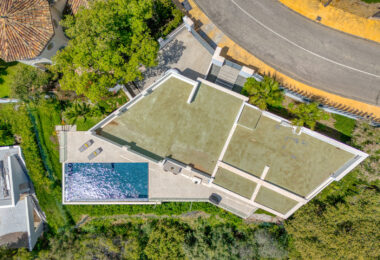 Wybitny, pięć sypialni Villa znajduje się w Altos de Los Monteros z panoramicznym widokiem na morze