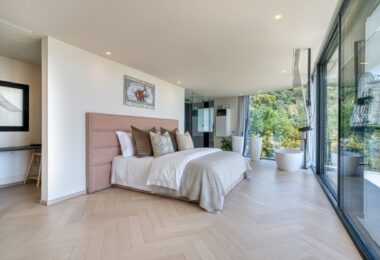 Wybitny, pięć sypialni Villa znajduje się w Altos de Los Monteros z panoramicznym widokiem na morze
