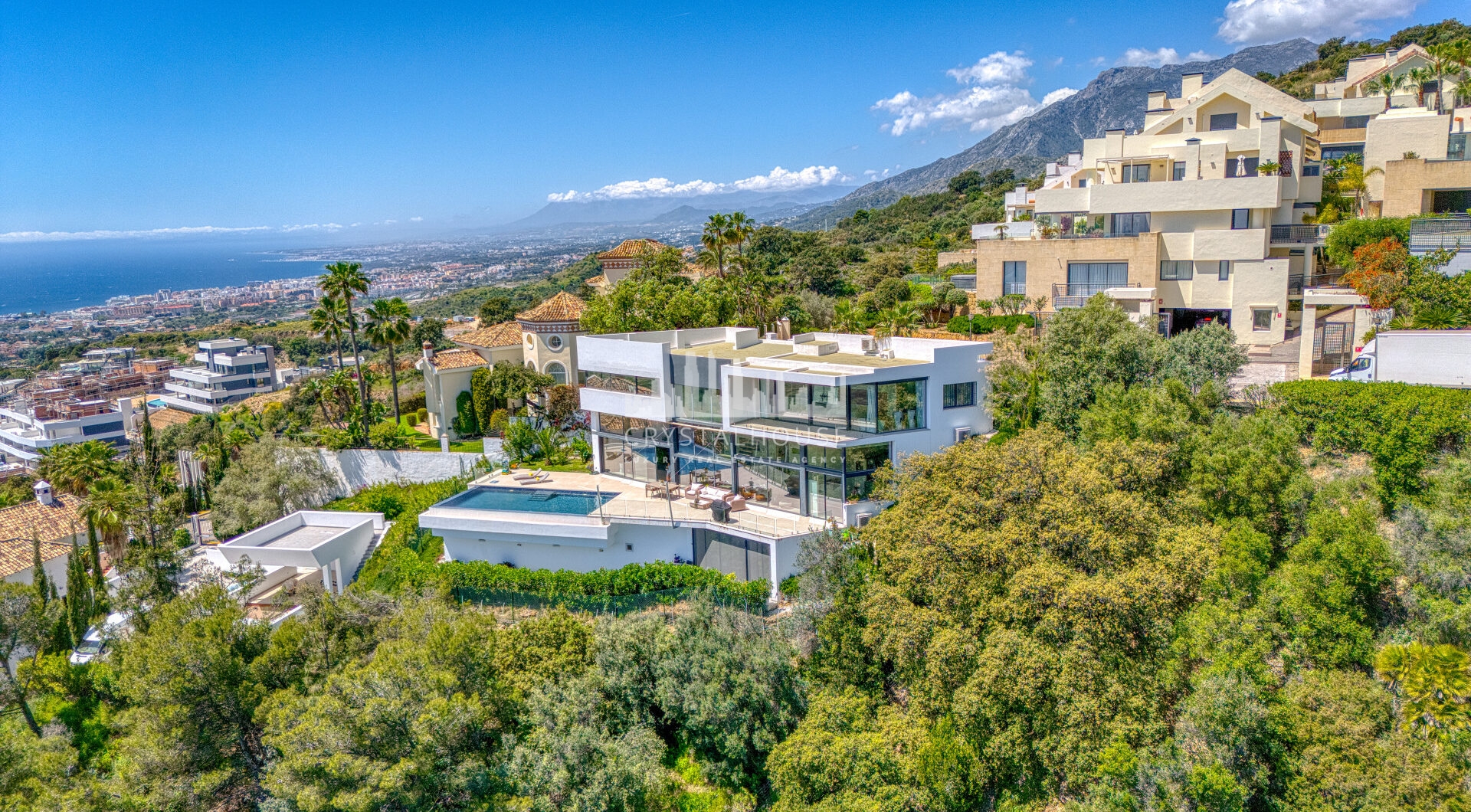 Wybitny, pięć sypialni Villa znajduje się w Altos de Los Monteros z panoramicznym widokiem na morze