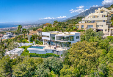 Wybitny, pięć sypialni Villa znajduje się w Altos de Los Monteros z panoramicznym widokiem na morze