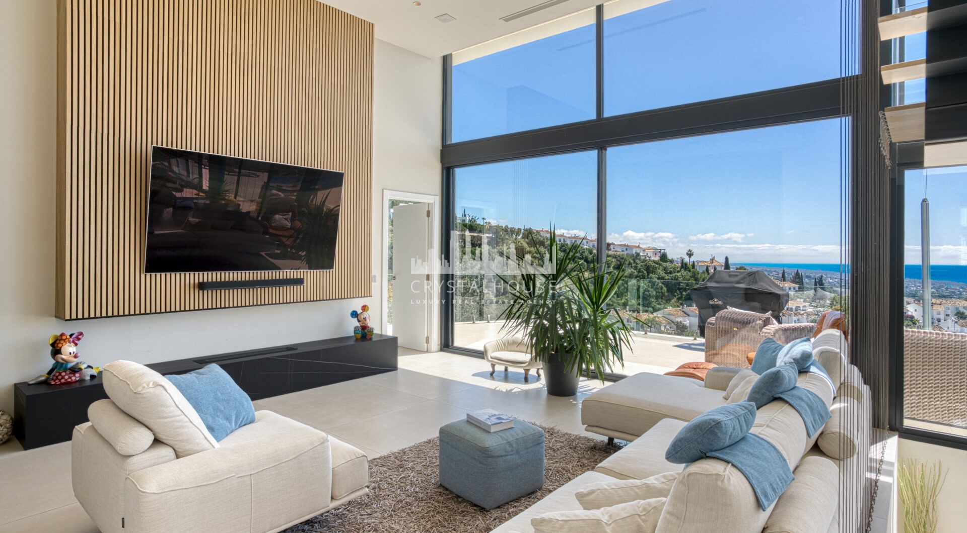 Wybitny, pięć sypialni Villa znajduje się w Altos de Los Monteros z panoramicznym widokiem na morze