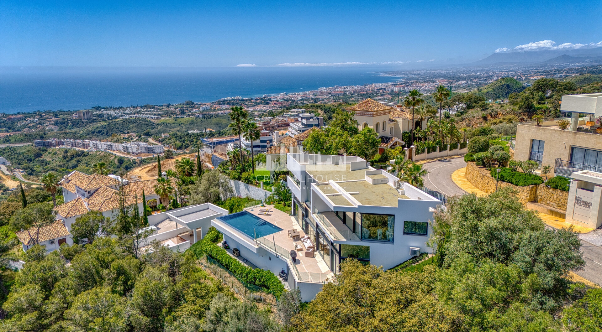 Wybitny, pięć sypialni Villa znajduje się w Altos de Los Monteros z panoramicznym widokiem na morze
