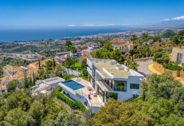 Wybitny, pięć sypialni Villa znajduje się w Altos de Los Monteros z panoramicznym widokiem na morze