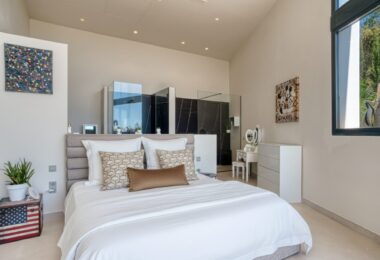 Wybitny, pięć sypialni Villa znajduje się w Altos de Los Monteros z panoramicznym widokiem na morze