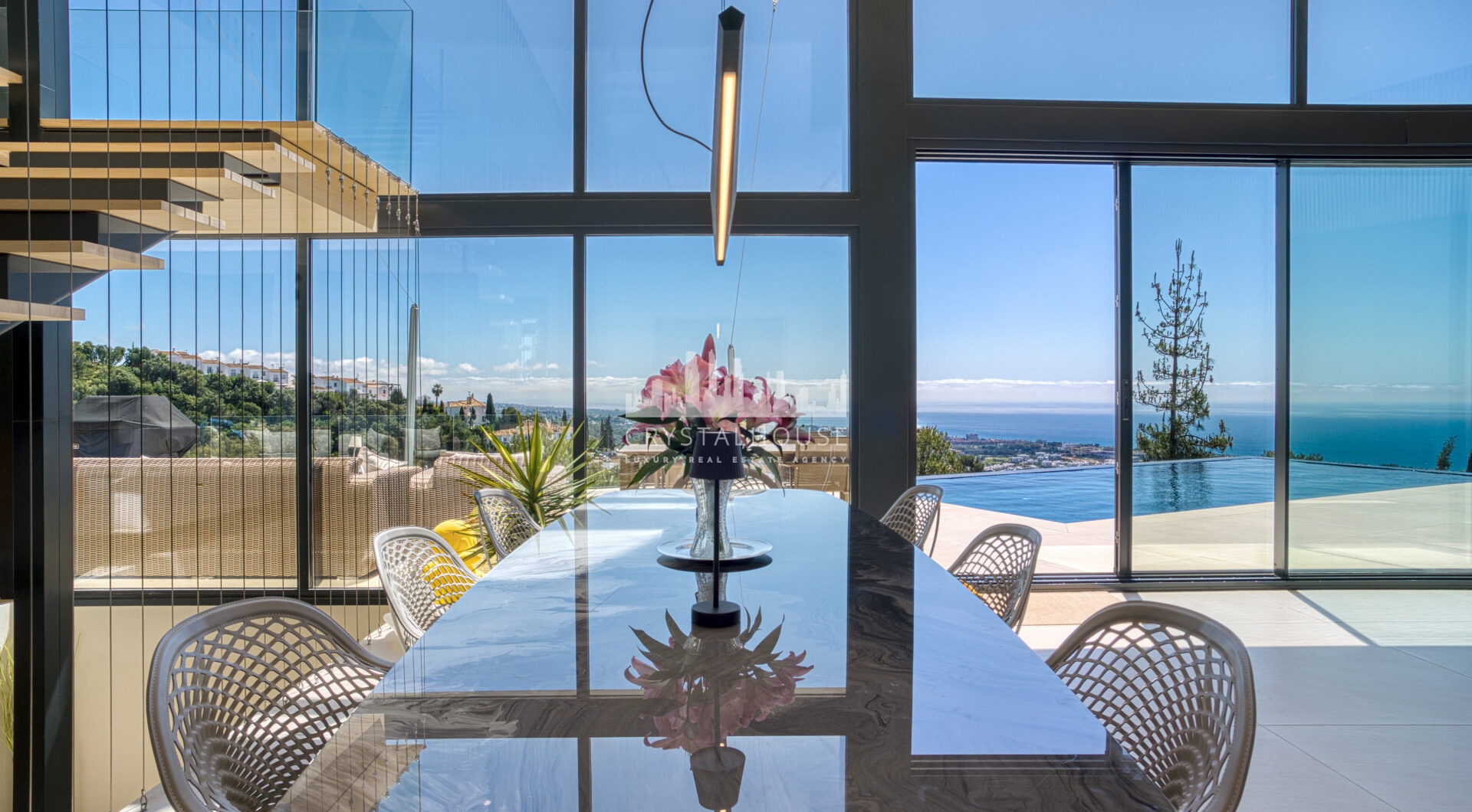 Wybitny, pięć sypialni Villa znajduje się w Altos de Los Monteros z panoramicznym widokiem na morze