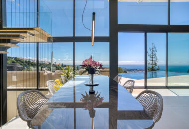 Wybitny, pięć sypialni Villa znajduje się w Altos de Los Monteros z panoramicznym widokiem na morze