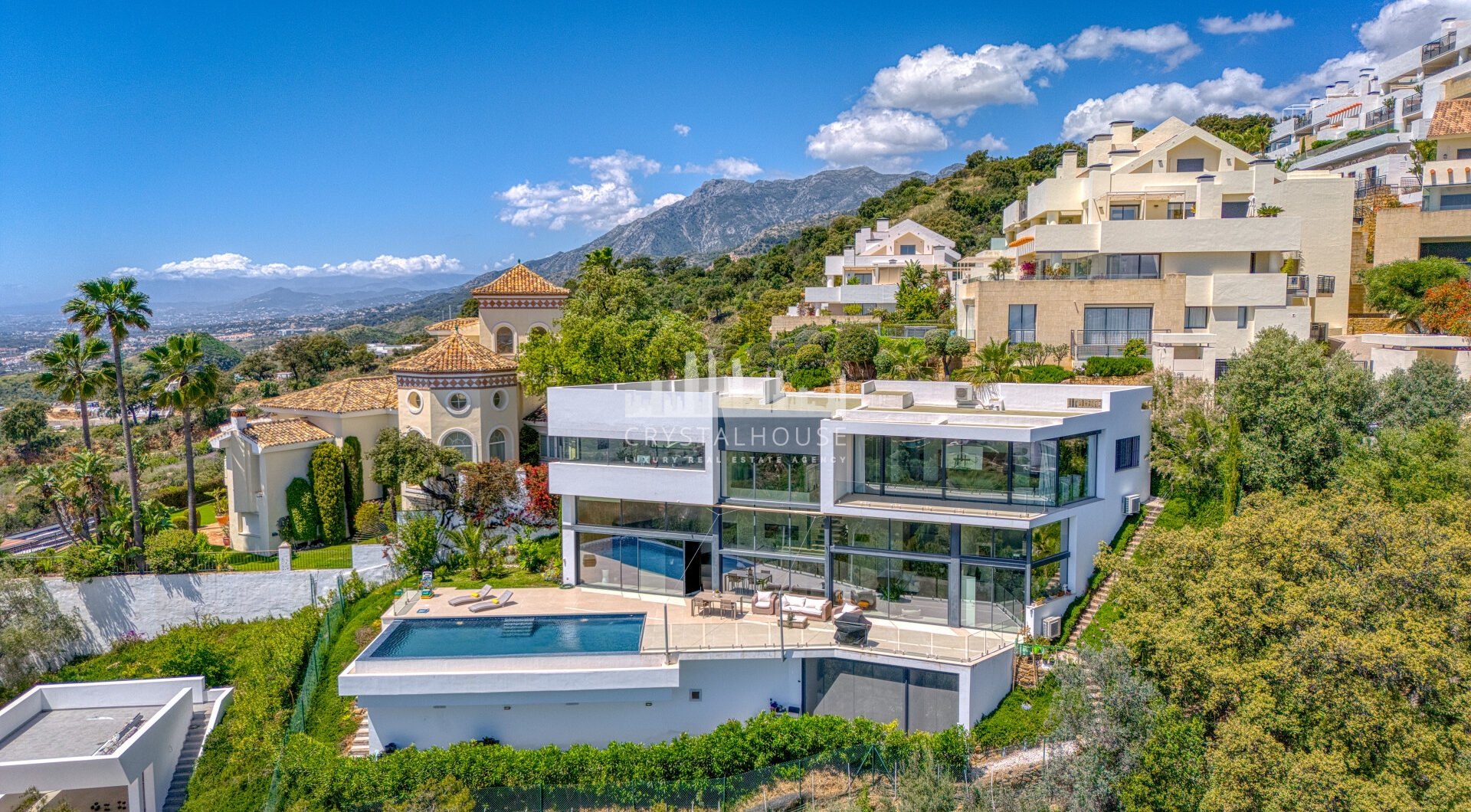 Wybitny, pięć sypialni Villa znajduje się w Altos de Los Monteros z panoramicznym widokiem na morze