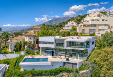 Wybitny, pięć sypialni Villa znajduje się w Altos de Los Monteros z panoramicznym widokiem na morze