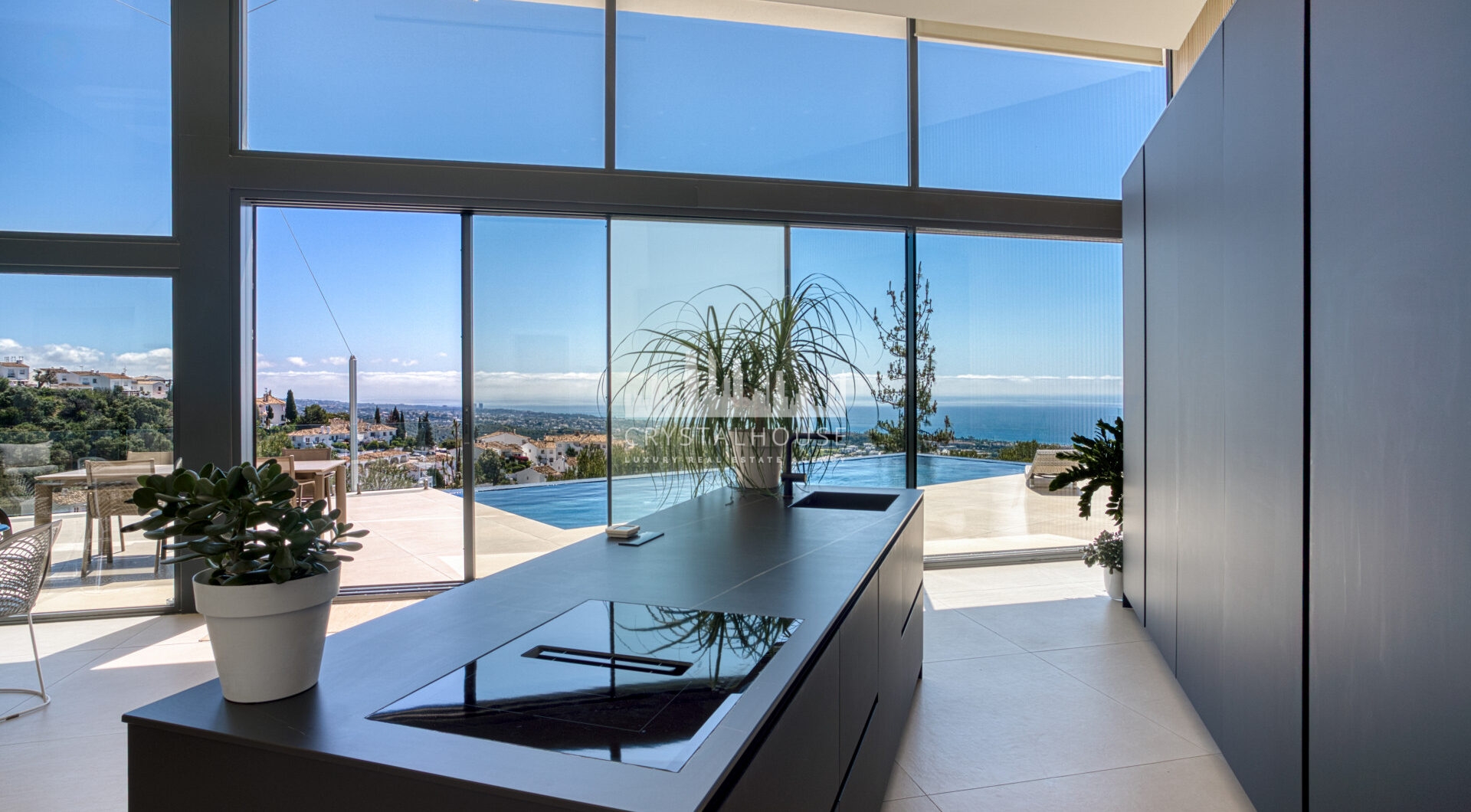 Wybitny, pięć sypialni Villa znajduje się w Altos de Los Monteros z panoramicznym widokiem na morze