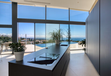 Wybitny, pięć sypialni Villa znajduje się w Altos de Los Monteros z panoramicznym widokiem na morze