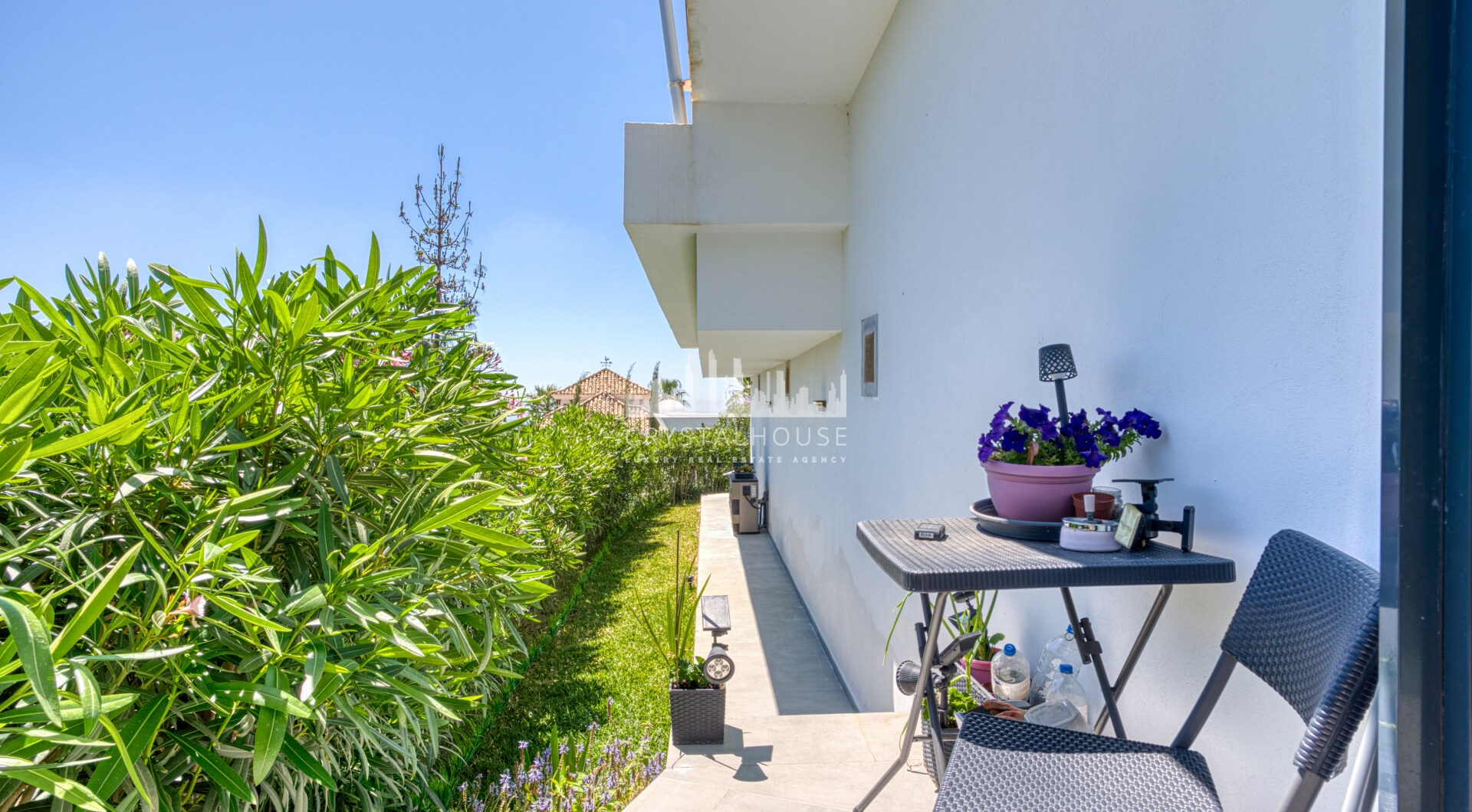 Wybitny, pięć sypialni Villa znajduje się w Altos de Los Monteros z panoramicznym widokiem na morze