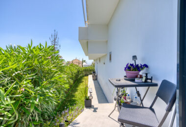 Wybitny, pięć sypialni Villa znajduje się w Altos de Los Monteros z panoramicznym widokiem na morze