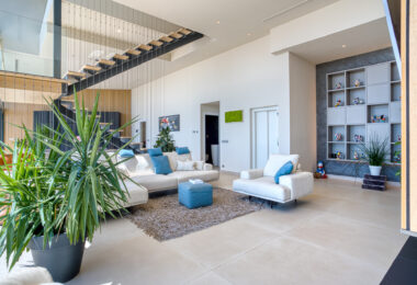 Wybitny, pięć sypialni Villa znajduje się w Altos de Los Monteros z panoramicznym widokiem na morze