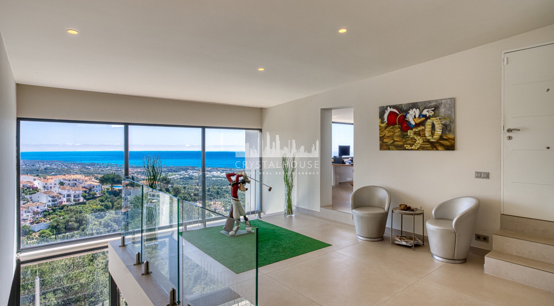 Wybitny, pięć sypialni Villa znajduje się w Altos de Los Monteros z panoramicznym widokiem na morze