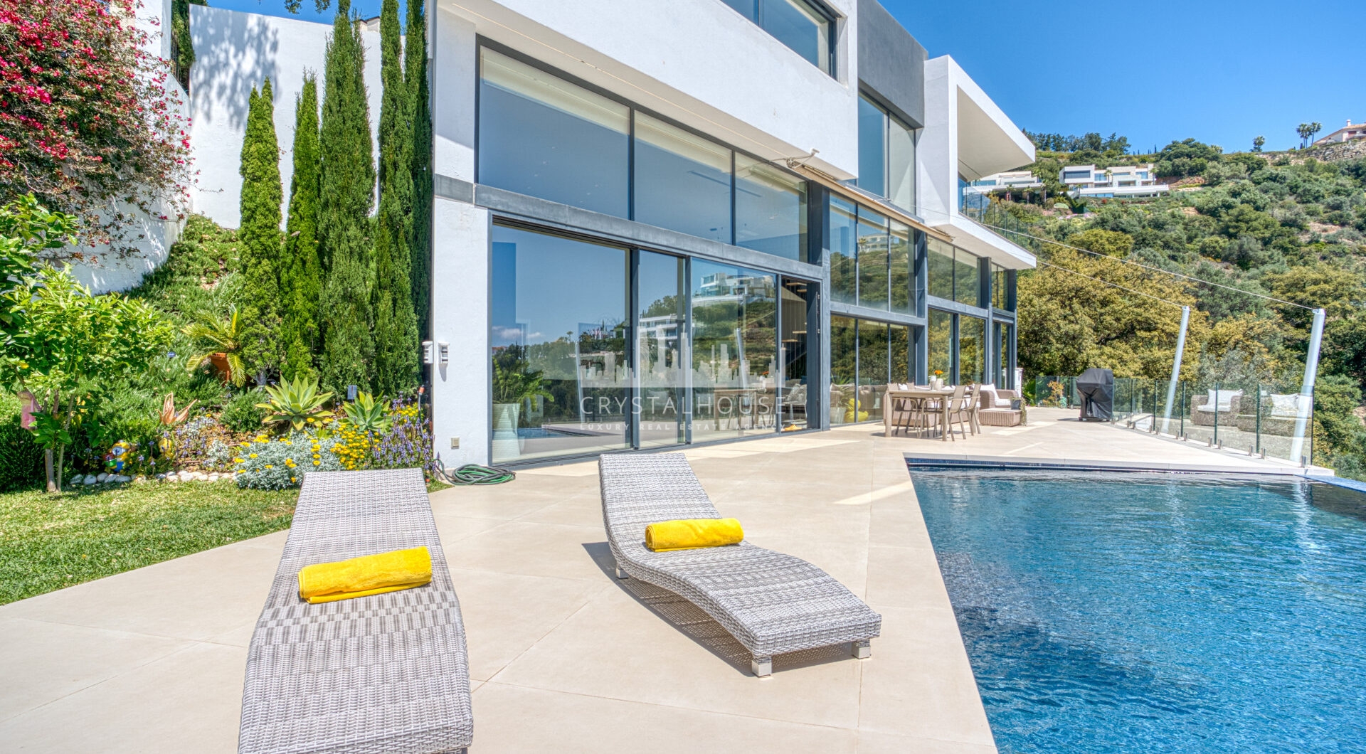 Wybitny, pięć sypialni Villa znajduje się w Altos de Los Monteros z panoramicznym widokiem na morze