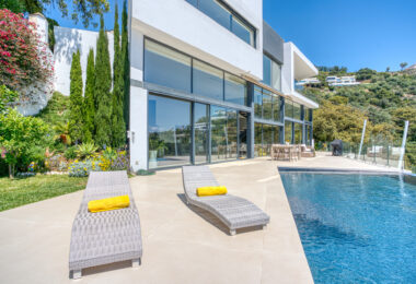 Wybitny, pięć sypialni Villa znajduje się w Altos de Los Monteros z panoramicznym widokiem na morze
