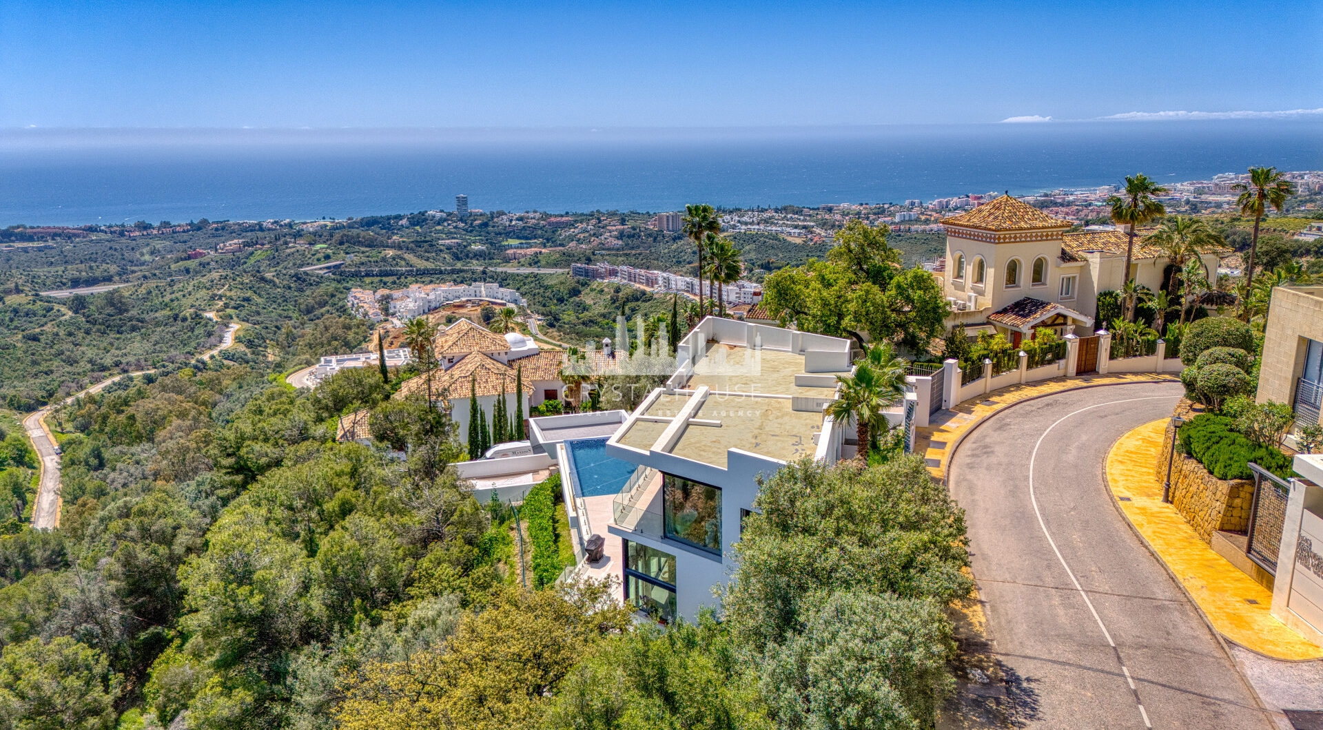 Wybitny, pięć sypialni Villa znajduje się w Altos de Los Monteros z panoramicznym widokiem na morze