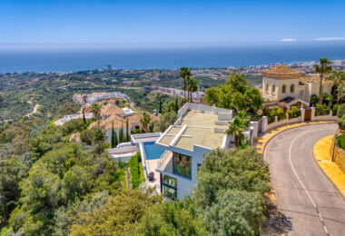 Wybitny, pięć sypialni Villa znajduje się w Altos de Los Monteros z panoramicznym widokiem na morze