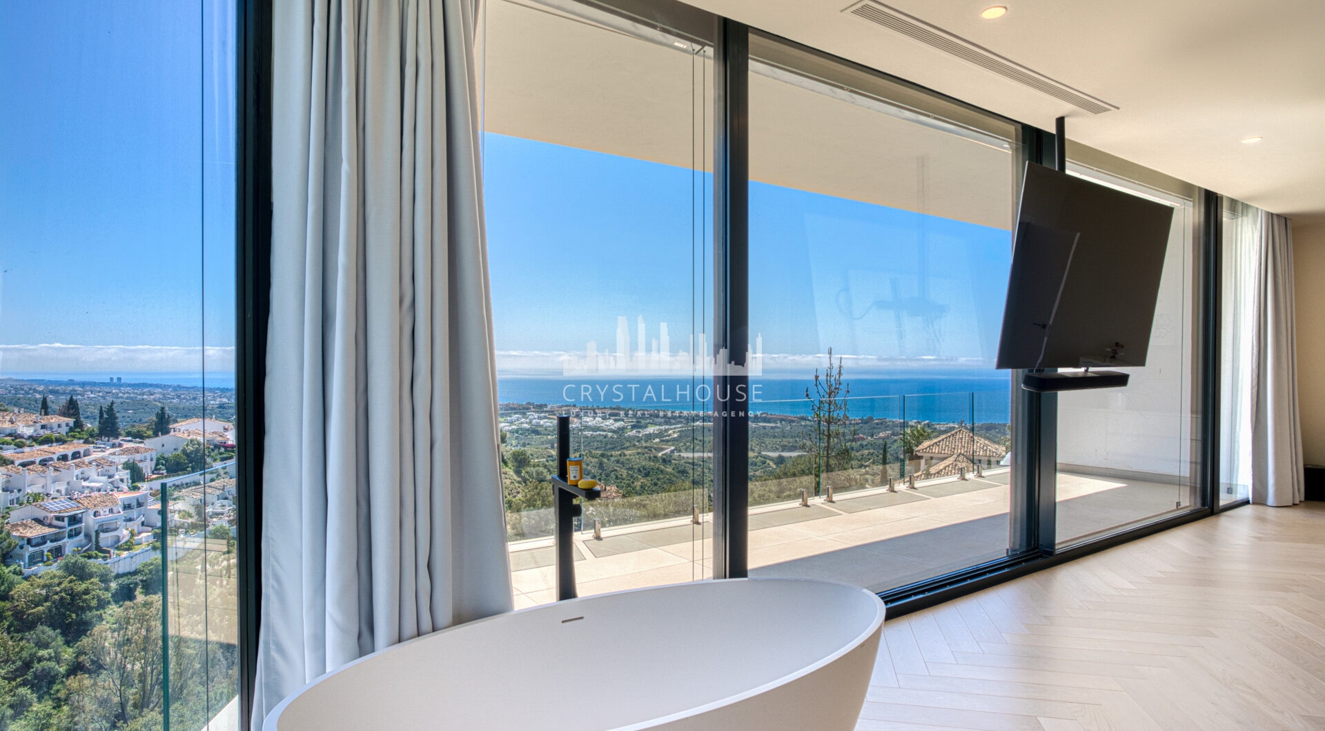 Wybitny, pięć sypialni Villa znajduje się w Altos de Los Monteros z panoramicznym widokiem na morze