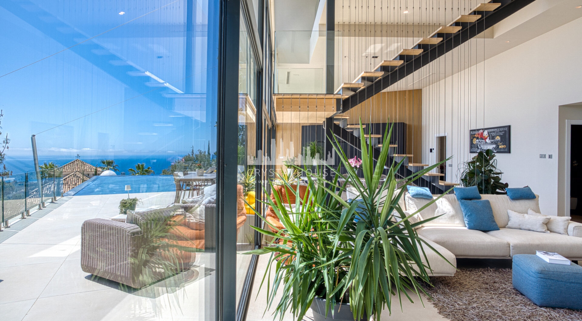 Wybitny, pięć sypialni Villa znajduje się w Altos de Los Monteros z panoramicznym widokiem na morze
