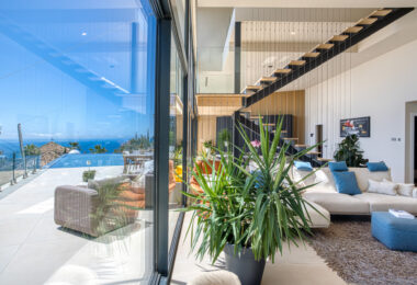 Wybitny, pięć sypialni Villa znajduje się w Altos de Los Monteros z panoramicznym widokiem na morze