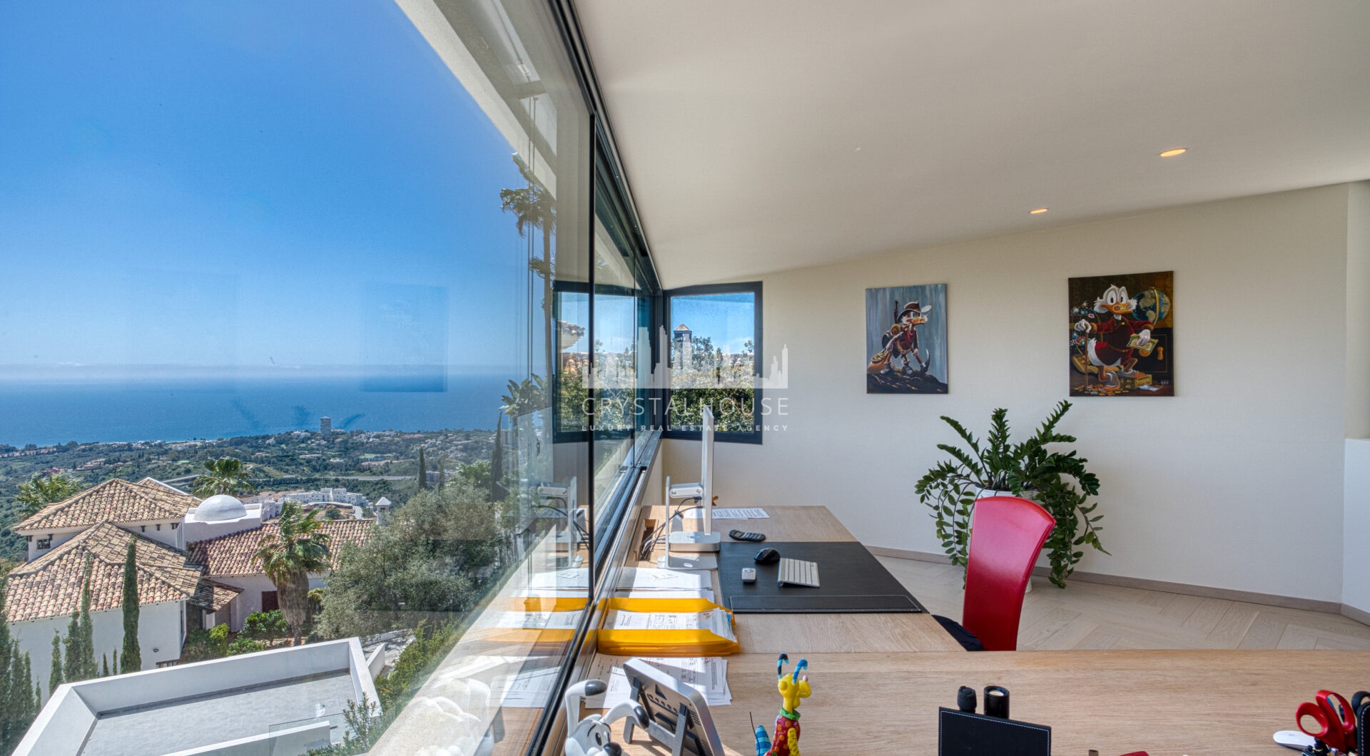 Wybitny, pięć sypialni Villa znajduje się w Altos de Los Monteros z panoramicznym widokiem na morze