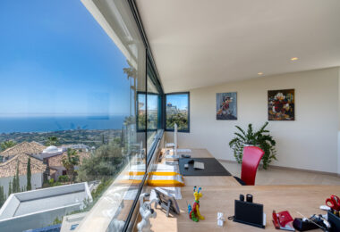 Wybitny, pięć sypialni Villa znajduje się w Altos de Los Monteros z panoramicznym widokiem na morze