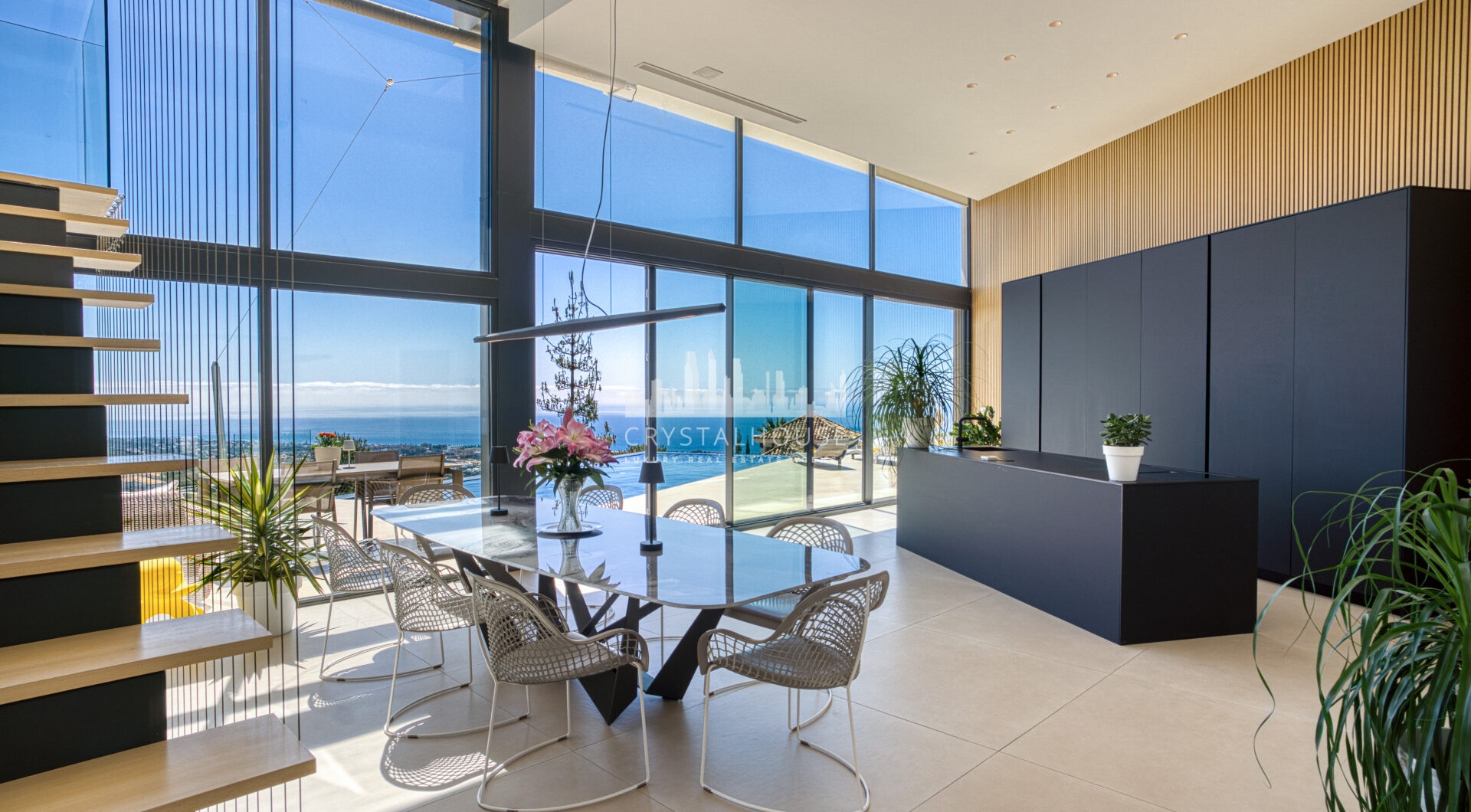 Wybitny, pięć sypialni Villa znajduje się w Altos de Los Monteros z panoramicznym widokiem na morze