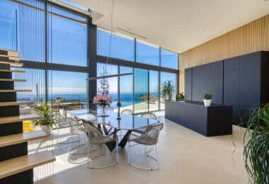 Wybitny, pięć sypialni Villa znajduje się w Altos de Los Monteros z panoramicznym widokiem na morze