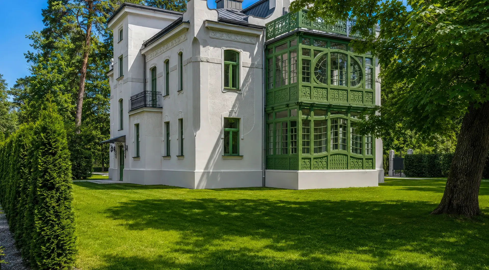 Willa Konstancin Strefa A – boczna elewacja historycznej rezydencji z zieloną oranżerią, balkonem i ogrodem