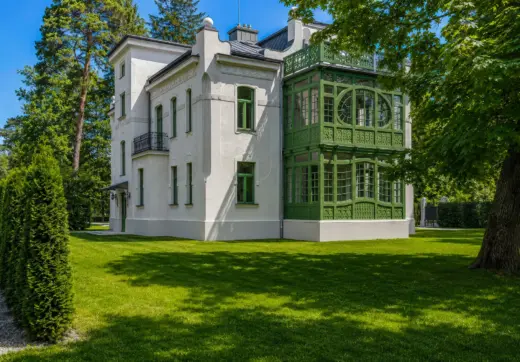 Willa Konstancin Strefa A – boczna elewacja historycznej rezydencji z zieloną oranżerią, balkonem i ogrodem