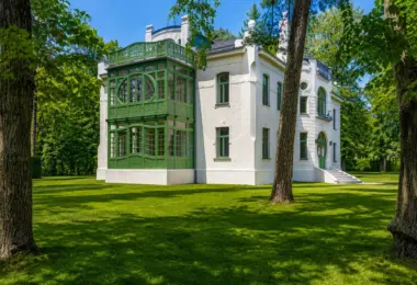 Willa Konstancin Strefa A – historyczna rezydencja z zieloną oranżerią, dekoracyjną elewacją i ogrodem ze starodrzewem