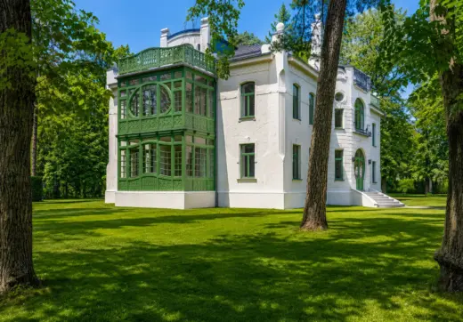 Willa Konstancin Strefa A – historyczna rezydencja z zieloną oranżerią, dekoracyjną elewacją i ogrodem ze starodrzewem