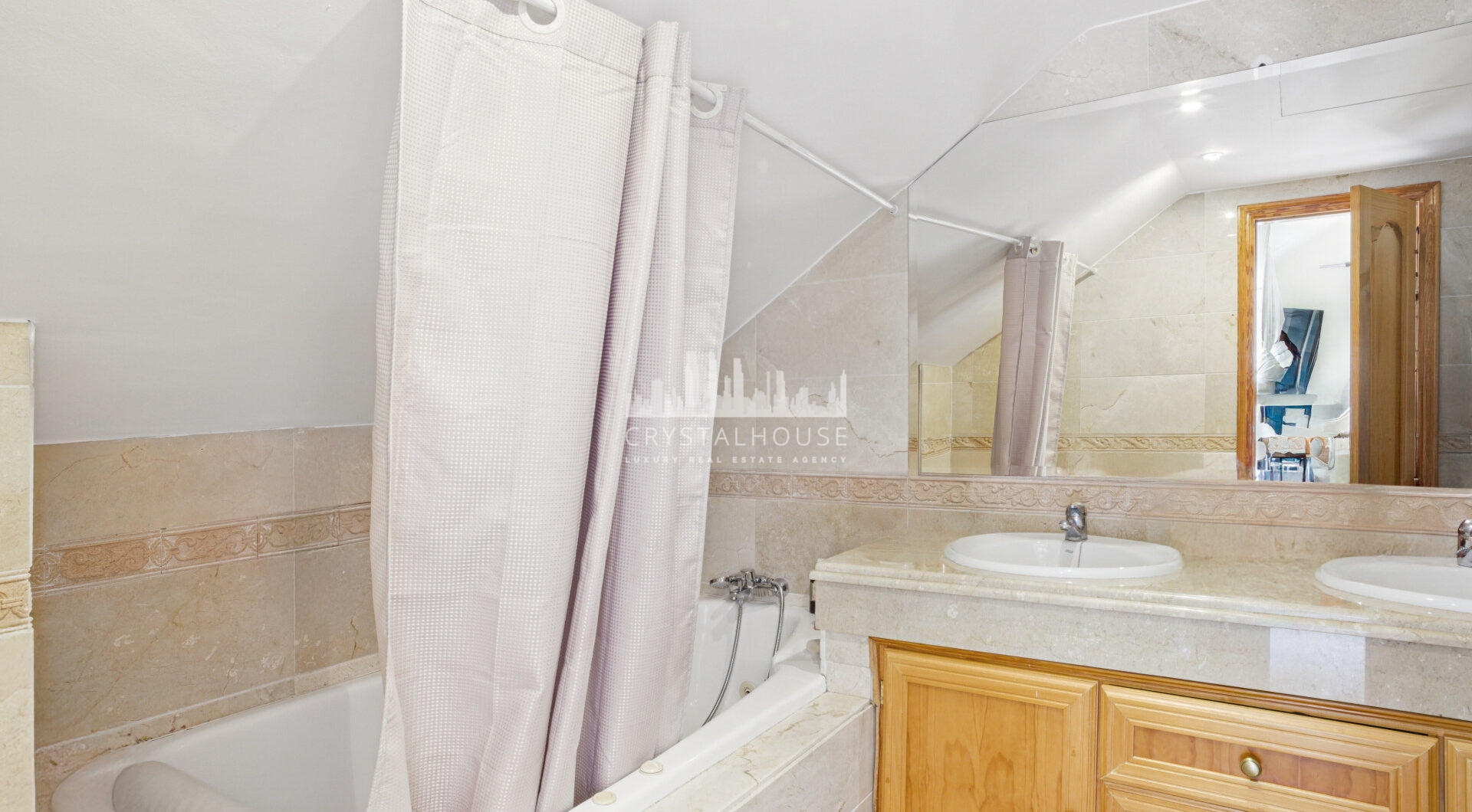 Przestronny pokój czteroosobowy, dwupoziomowy apartament w kompleksie Los Pinos de Aloha, Nueva Andalucía, Marbella