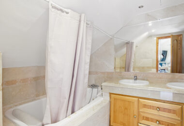 Przestronny pokój czteroosobowy, dwupoziomowy apartament w kompleksie Los Pinos de Aloha, Nueva Andalucía, Marbella