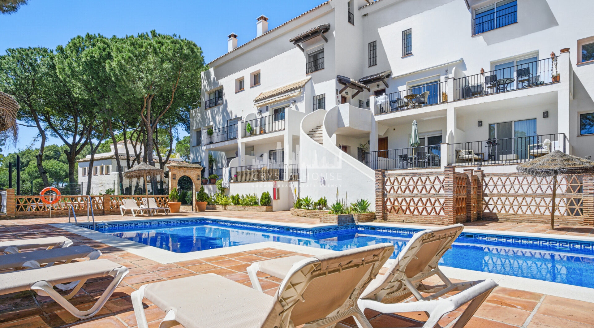 Przestronny pokój czteroosobowy, dwupoziomowy apartament w kompleksie Los Pinos de Aloha, Nueva Andalucía, Marbella