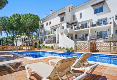 Przestronny pokój czteroosobowy, dwupoziomowy apartament w kompleksie Los Pinos de Aloha, Nueva Andalucía, Marbella