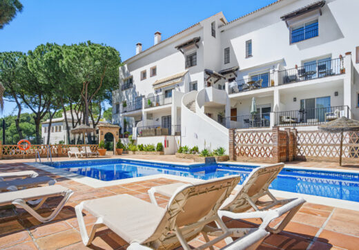 Przestronny pokój czteroosobowy, dwupoziomowy apartament w kompleksie Los Pinos de Aloha, Nueva Andalucía, Marbella