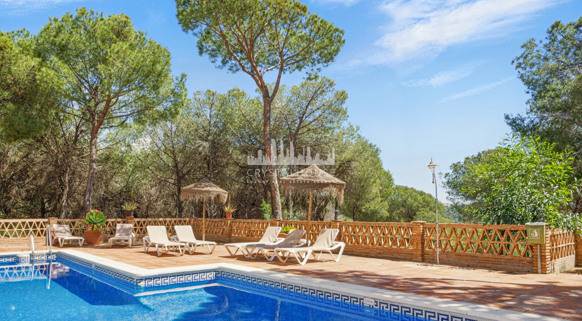 Przestronny pokój czteroosobowy, dwupoziomowy apartament w kompleksie Los Pinos de Aloha, Nueva Andalucía, Marbella