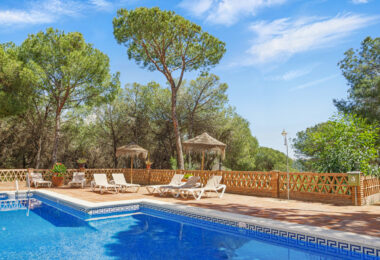 Przestronny pokój czteroosobowy, dwupoziomowy apartament w kompleksie Los Pinos de Aloha, Nueva Andalucía, Marbella