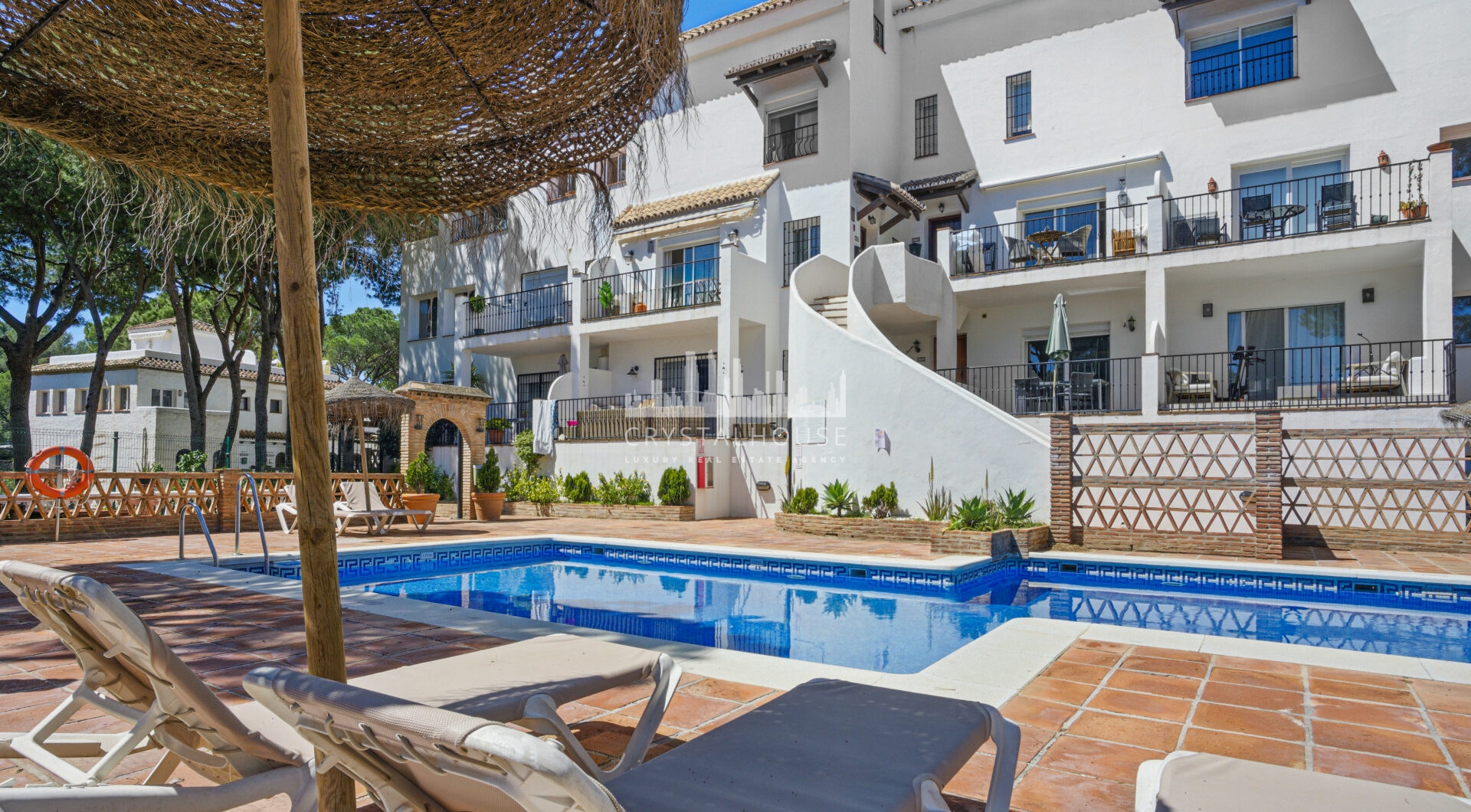 Przestronny pokój czteroosobowy, dwupoziomowy apartament w kompleksie Los Pinos de Aloha, Nueva Andalucía, Marbella