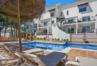 Przestronny pokój czteroosobowy, dwupoziomowy apartament w kompleksie Los Pinos de Aloha, Nueva Andalucía, Marbella