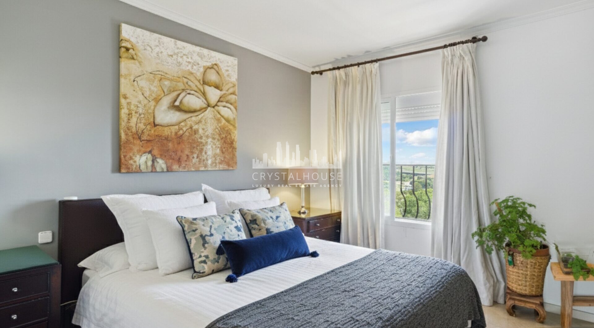 Przestronny pokój czteroosobowy, dwupoziomowy apartament w kompleksie Los Pinos de Aloha, Nueva Andalucía, Marbella