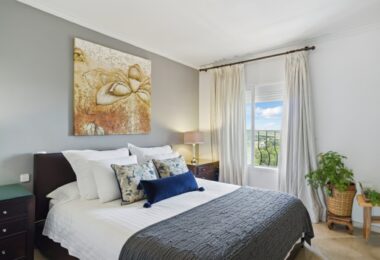 Przestronny pokój czteroosobowy, dwupoziomowy apartament w kompleksie Los Pinos de Aloha, Nueva Andalucía, Marbella
