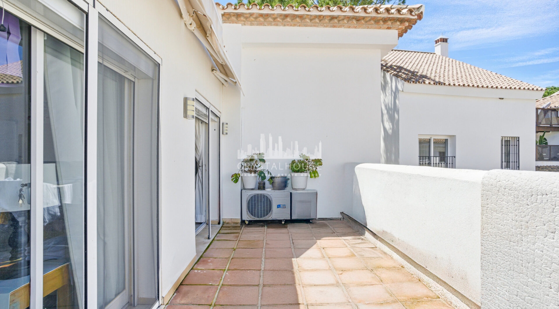 Przestronny pokój czteroosobowy, dwupoziomowy apartament w kompleksie Los Pinos de Aloha, Nueva Andalucía, Marbella