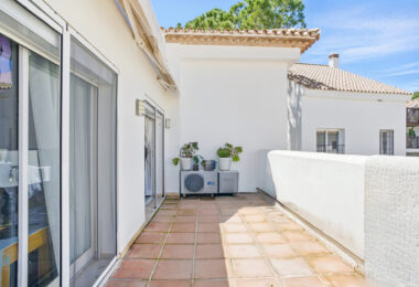 Przestronny pokój czteroosobowy, dwupoziomowy apartament w kompleksie Los Pinos de Aloha, Nueva Andalucía, Marbella