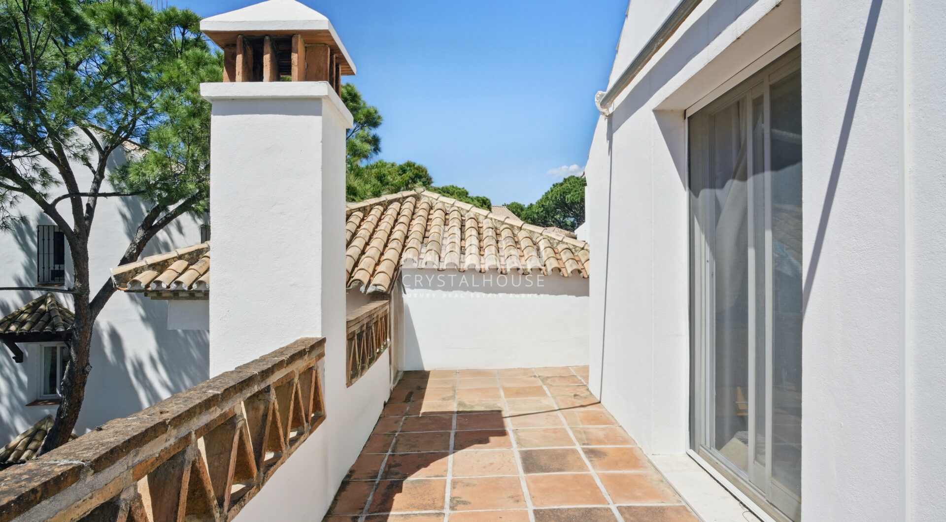 Przestronny pokój czteroosobowy, dwupoziomowy apartament w kompleksie Los Pinos de Aloha, Nueva Andalucía, Marbella