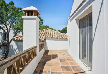 Przestronny pokój czteroosobowy, dwupoziomowy apartament w kompleksie Los Pinos de Aloha, Nueva Andalucía, Marbella