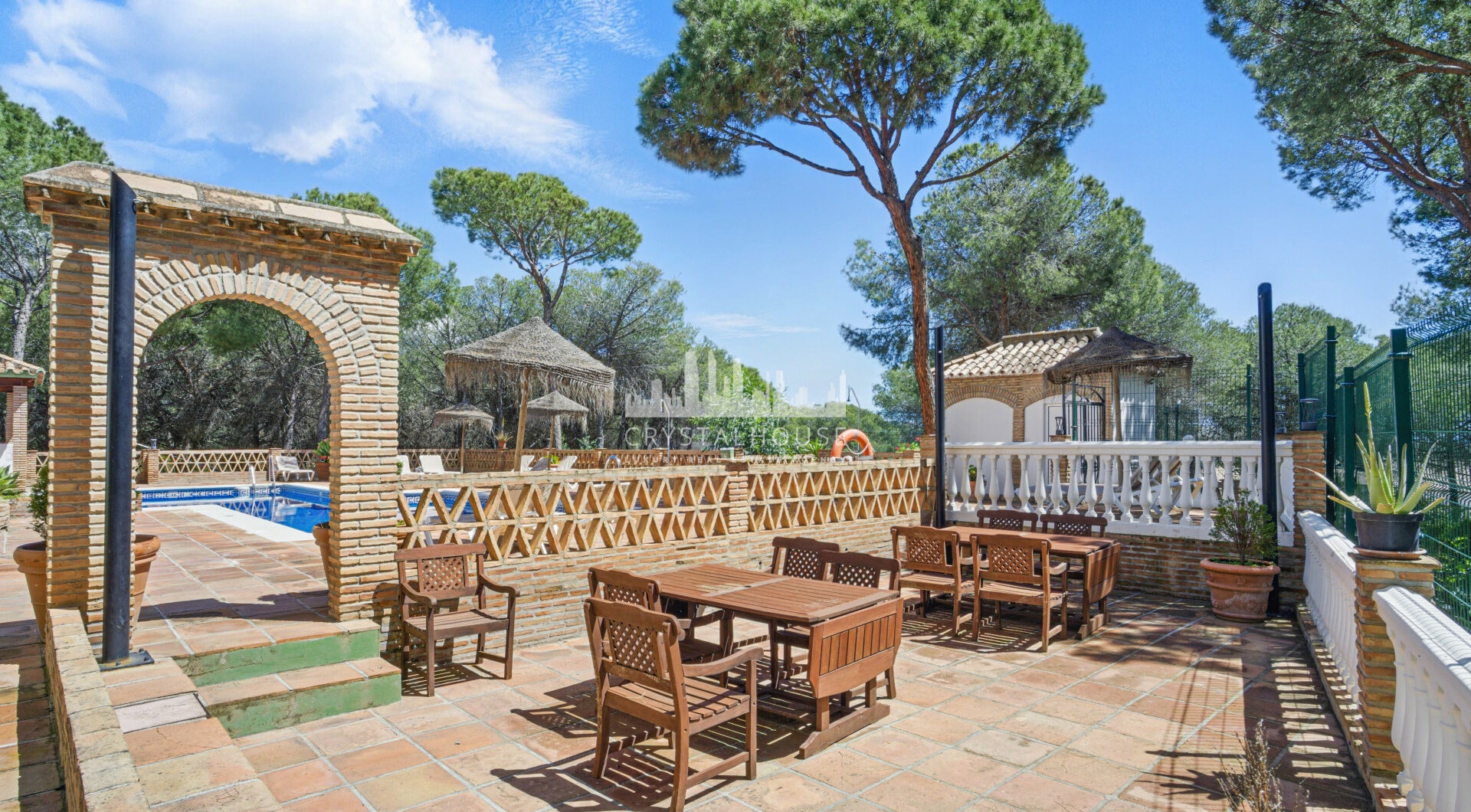 Przestronny pokój czteroosobowy, dwupoziomowy apartament w kompleksie Los Pinos de Aloha, Nueva Andalucía, Marbella