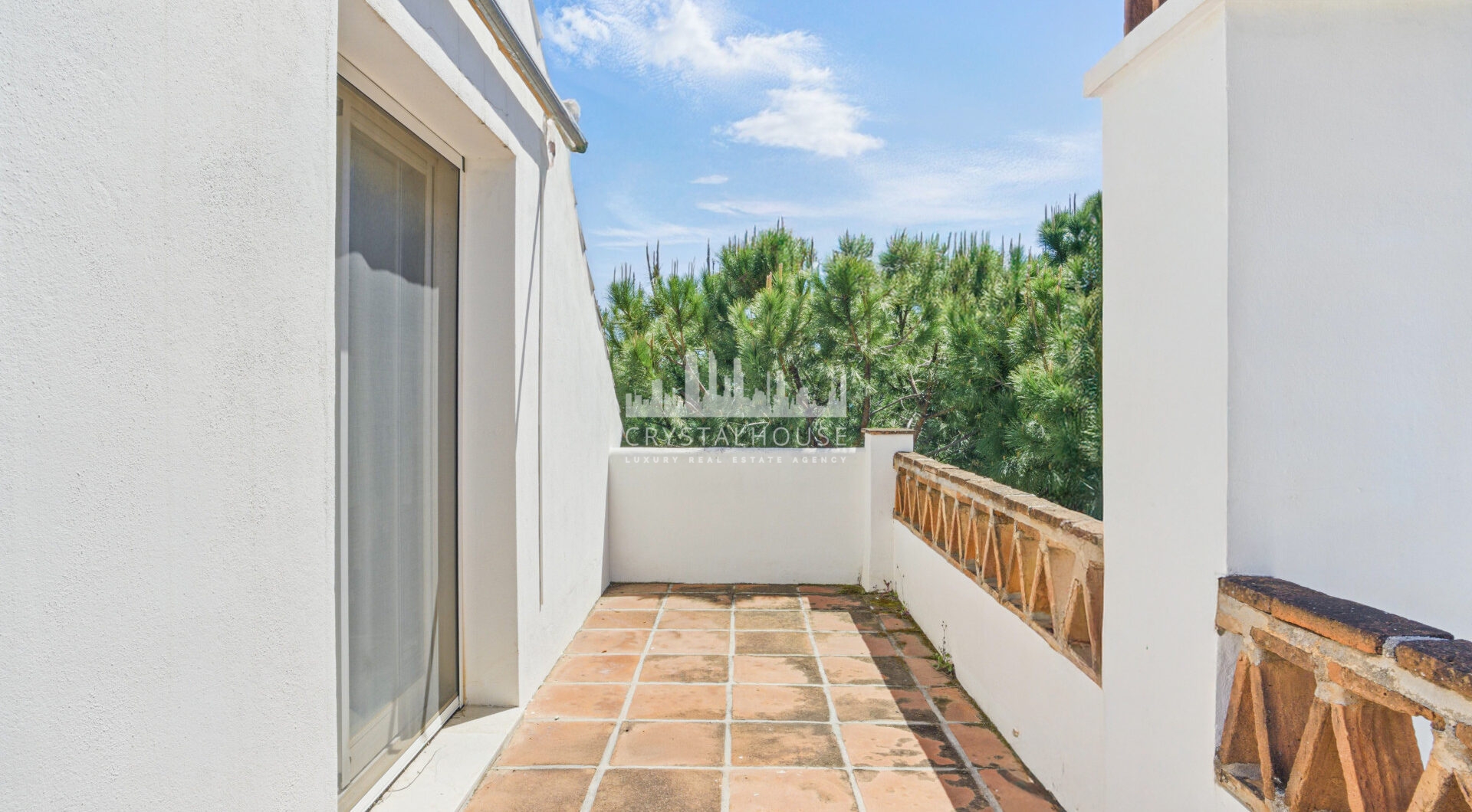 Przestronny pokój czteroosobowy, dwupoziomowy apartament w kompleksie Los Pinos de Aloha, Nueva Andalucía, Marbella
